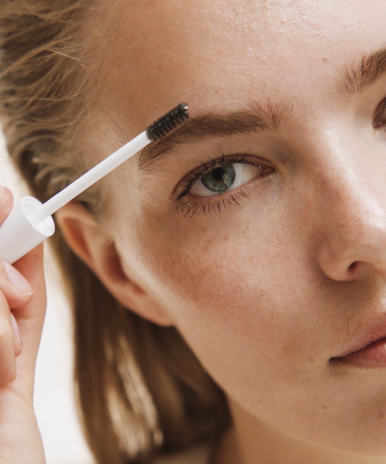 lavera Brow Control -Transparent 01- during application