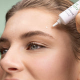 lavera Pure Beauty Spot Treatment in der Anwendung