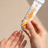 lavera Glow by Nature Anti-UV Fluid LSF 50 in der Anwendung