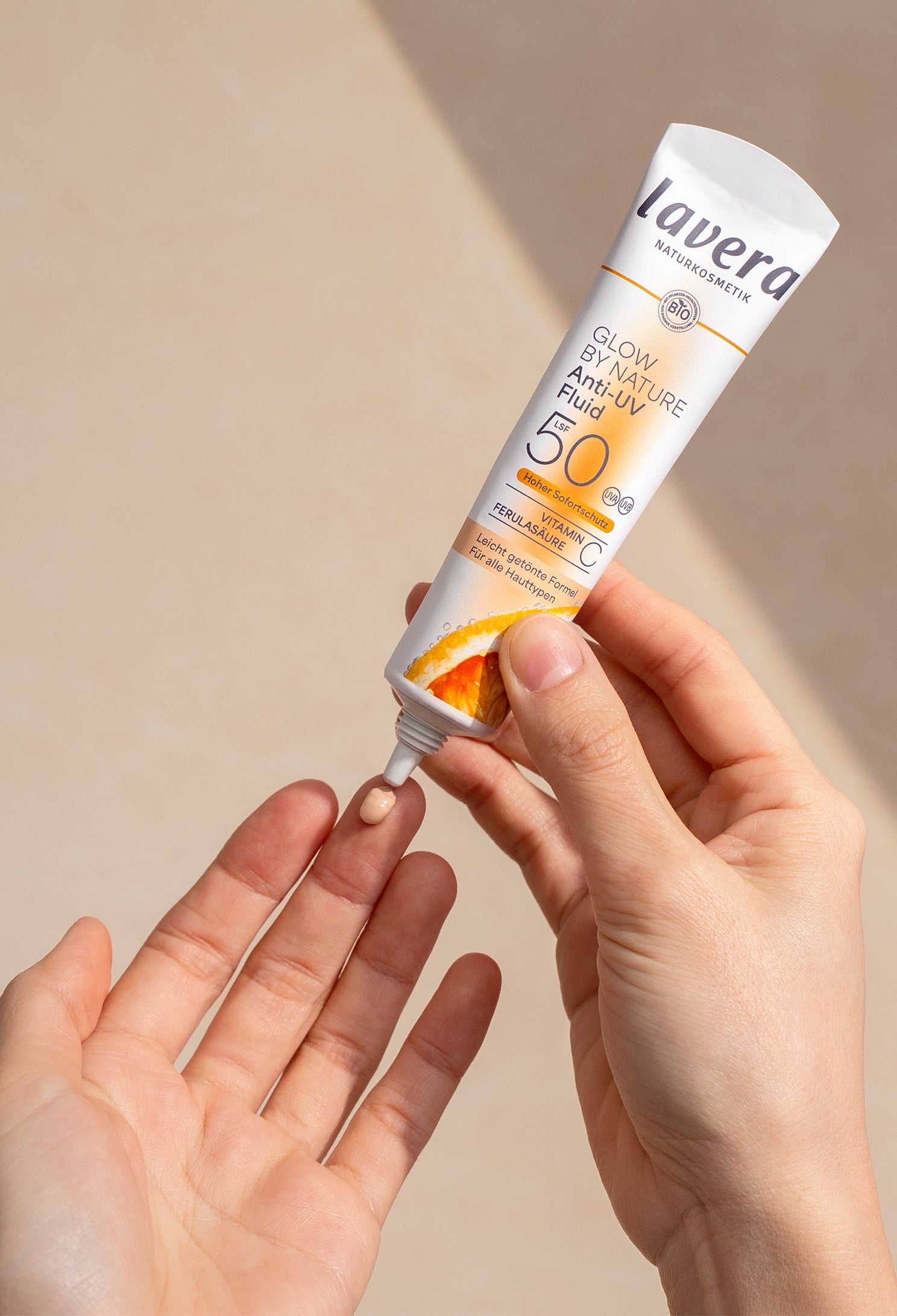 lavera Glow by Nature Anti-UV Fluid LSF 50 in der Anwendung