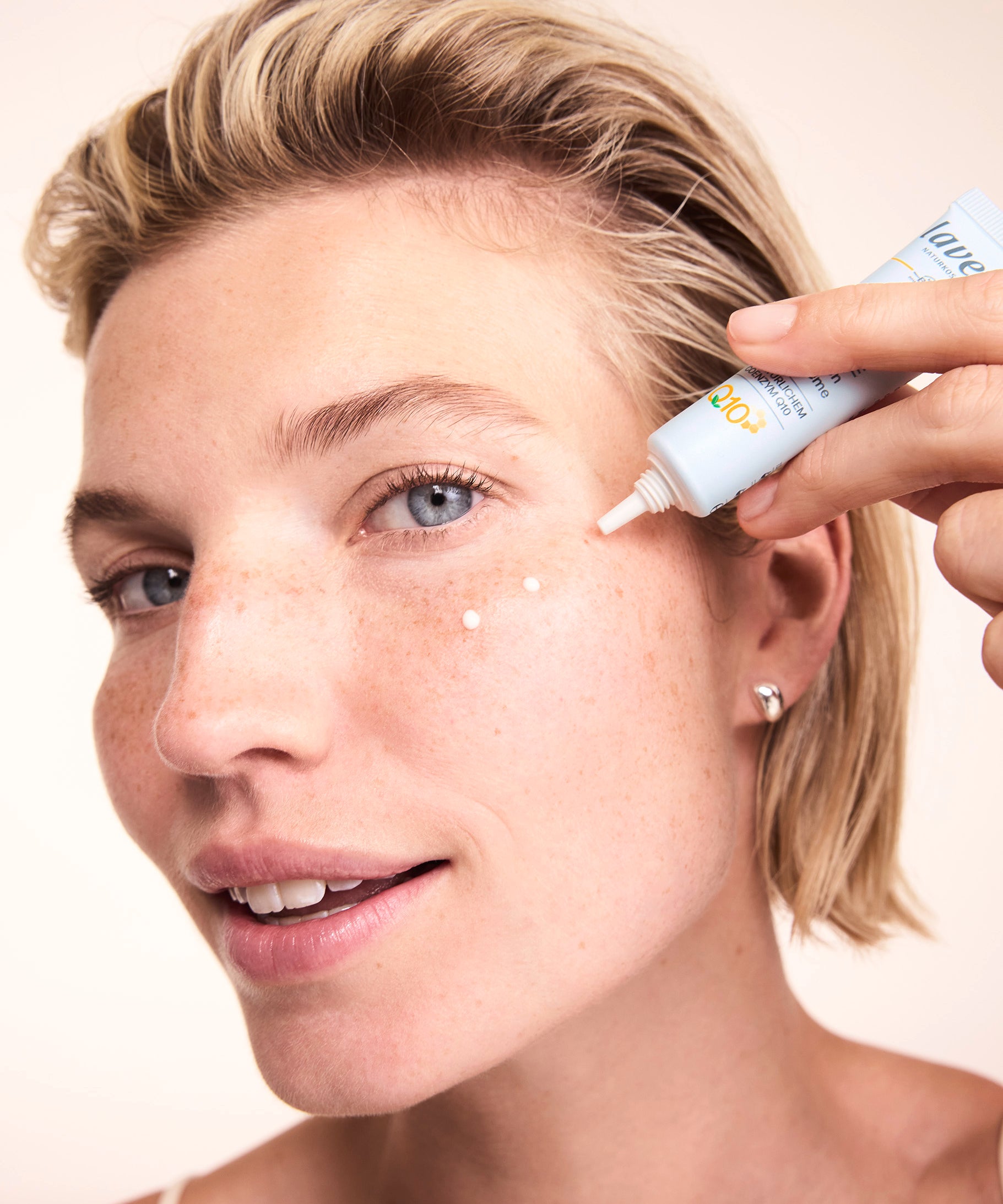 lavera basis sensitive Anti-Ageing Eye Cream Q10 during application
