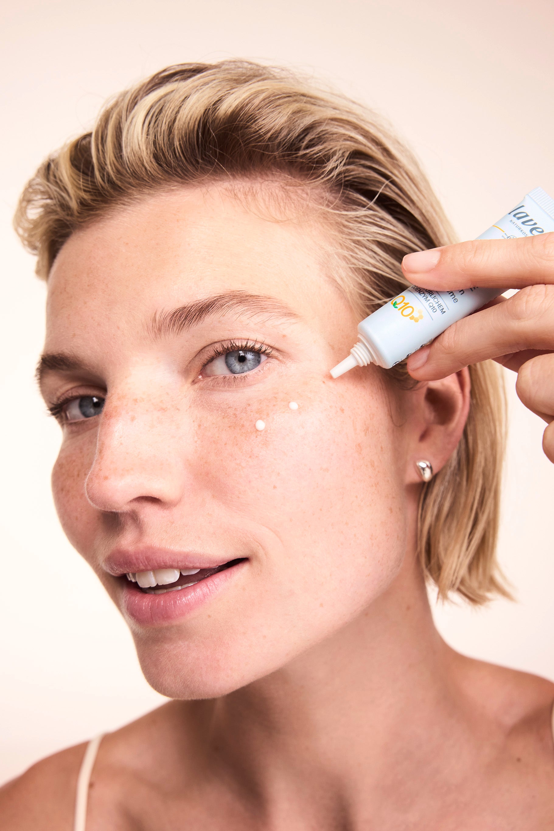 lavera basis sensitive Anti-Ageing Eye Cream Q10 during application