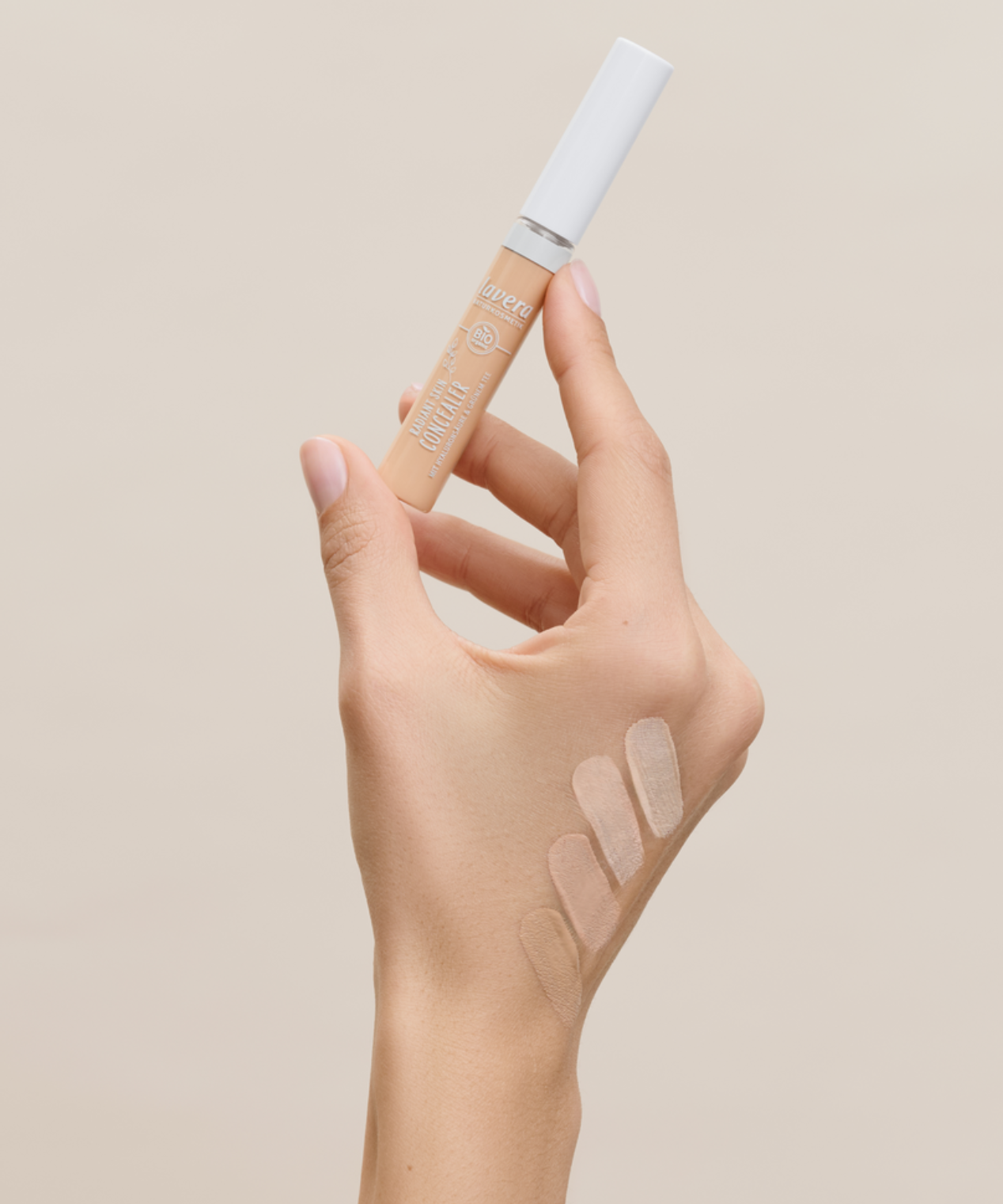 lavera Radiant Skin Concealer -Medium 03- in der Anwendung