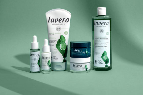 Barrier Balance Produkte von Lavera vor grünem Hintergrund