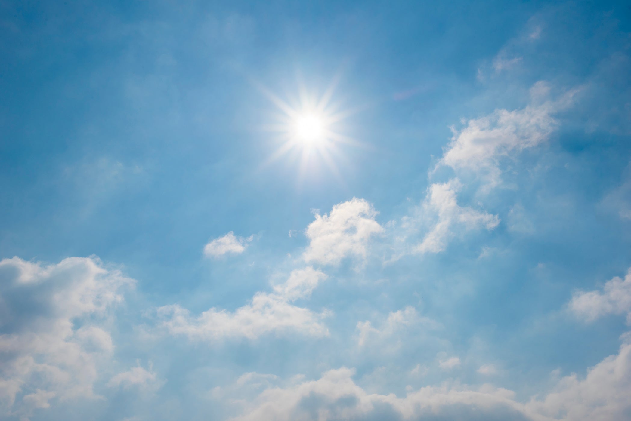 Sonne am blauen Himmel