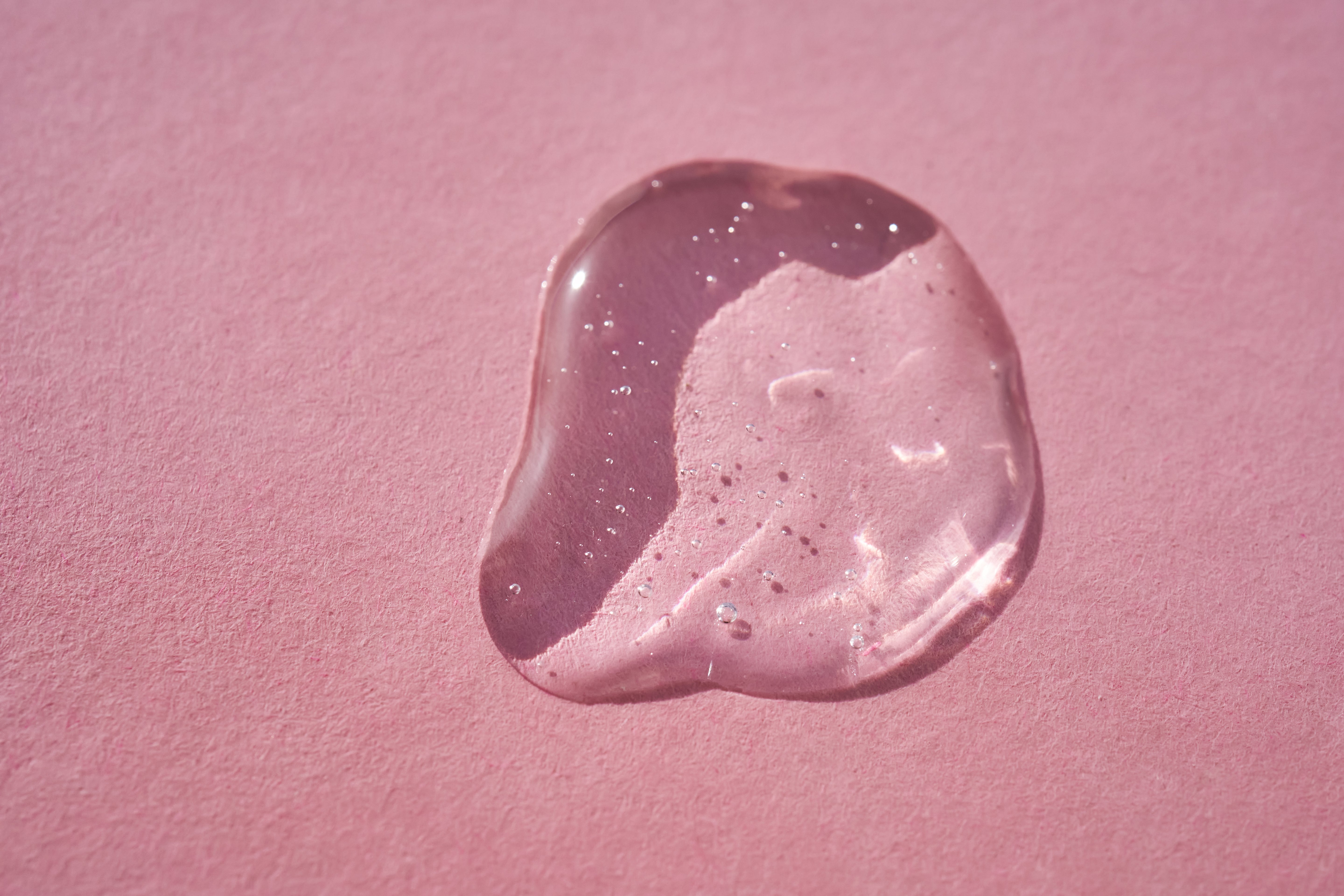 durchsichtiges Serum auf pinken Hintergrund