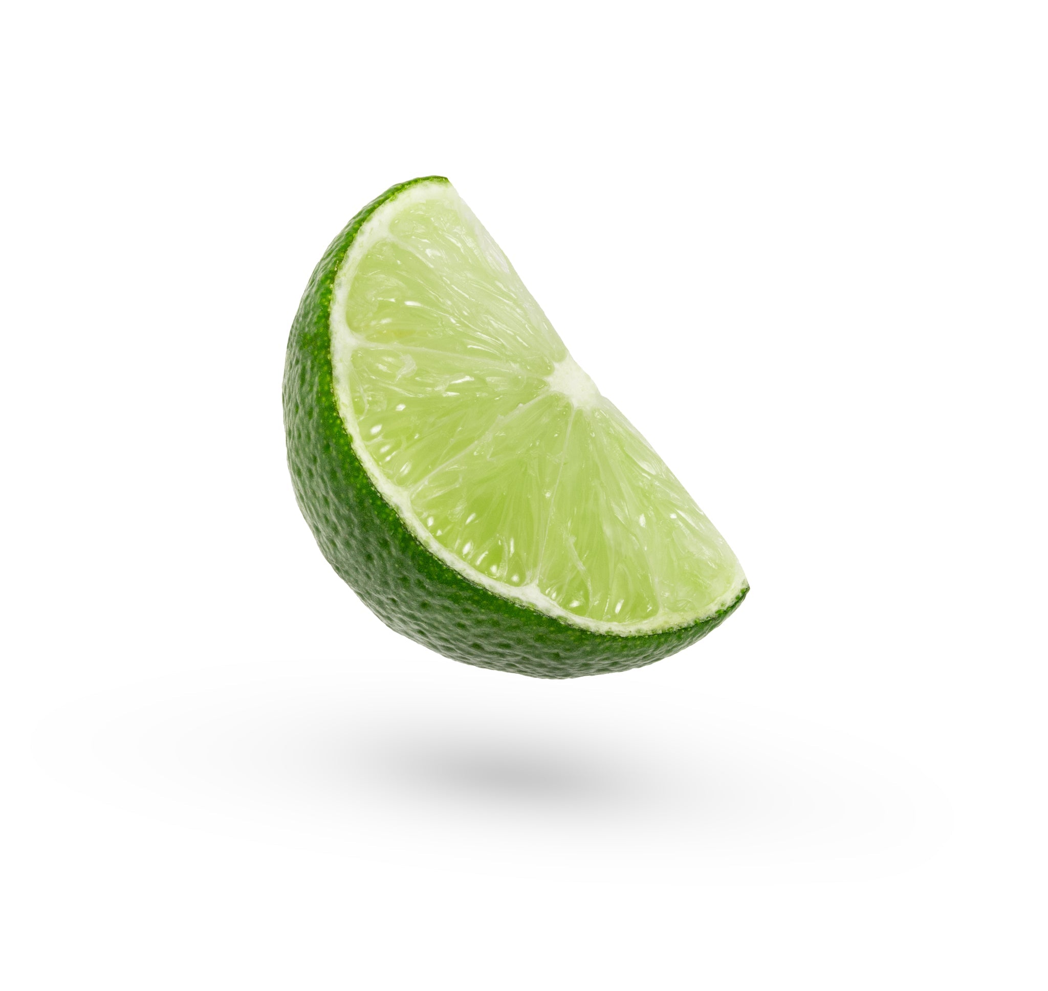 Ein frisches Stück Bio-Limette, aufgeschnitten und freigestellt vor weißem Hintergrund.