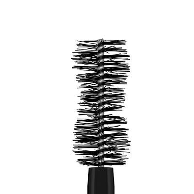 Schwarze Lash to Impress Mascarabürste auf weißem Hintergrund