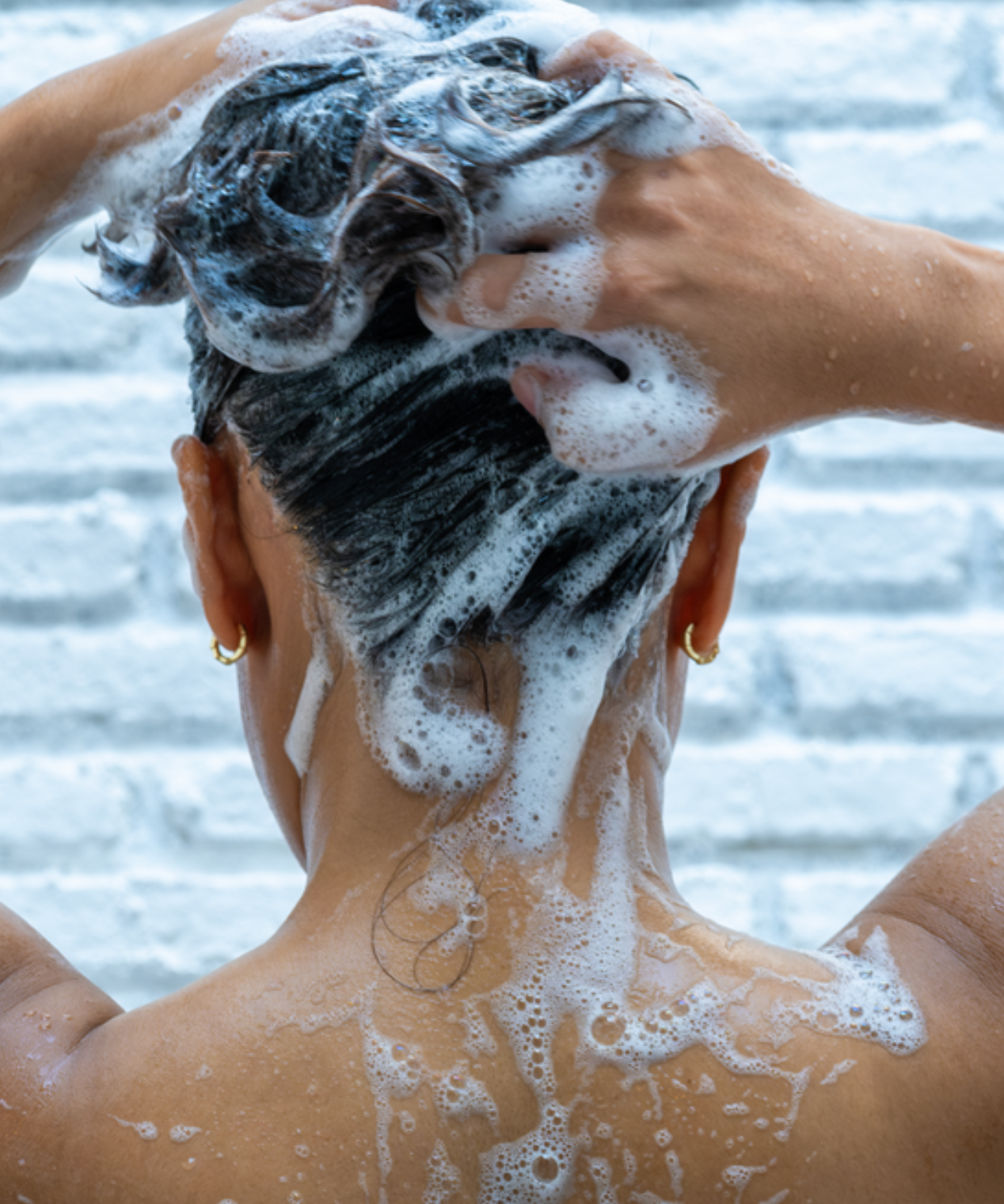 lavera Shampoo basis sensitive Hydrate & Care during application