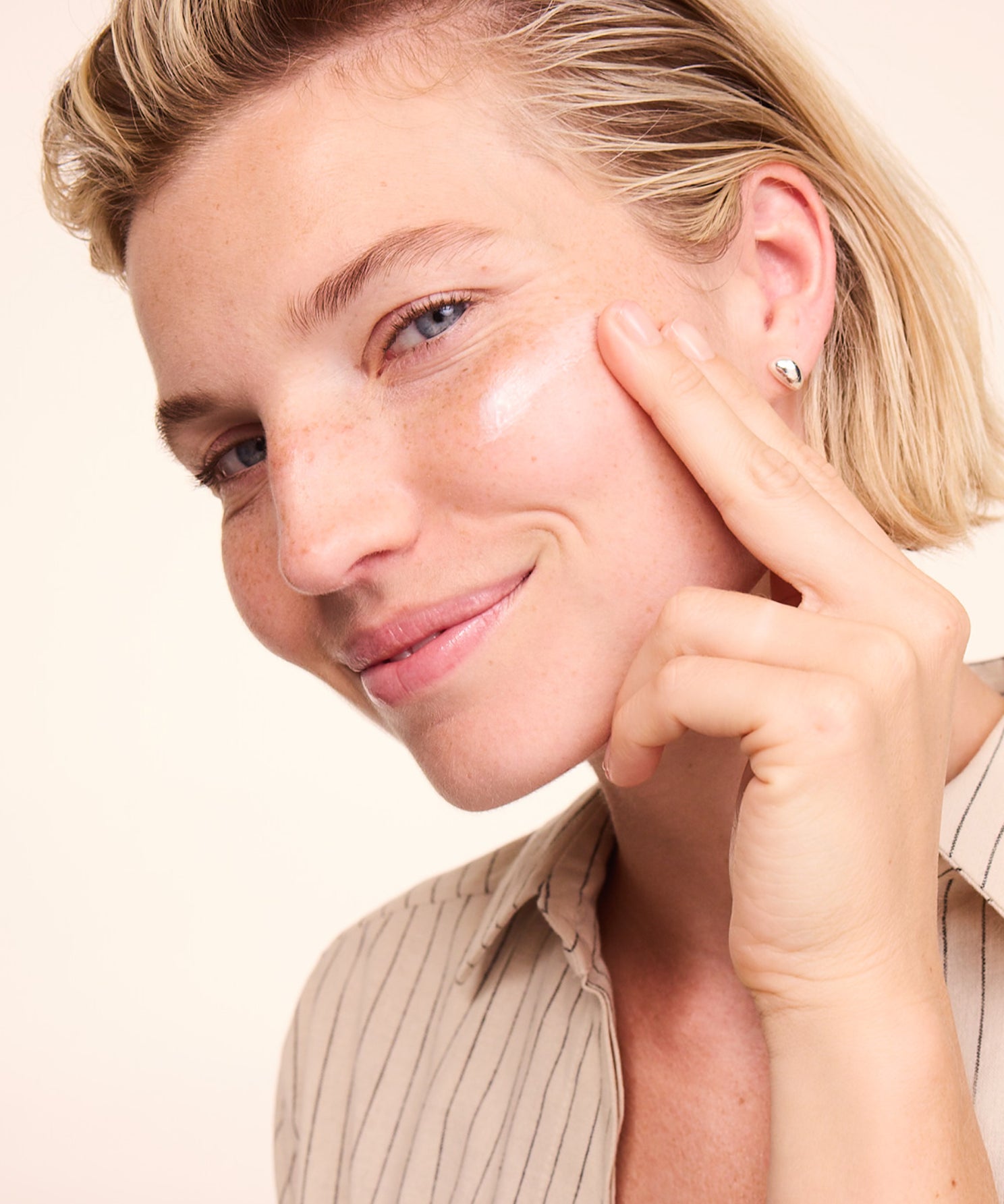 lavera basis sensitive Moisturising Cream during application