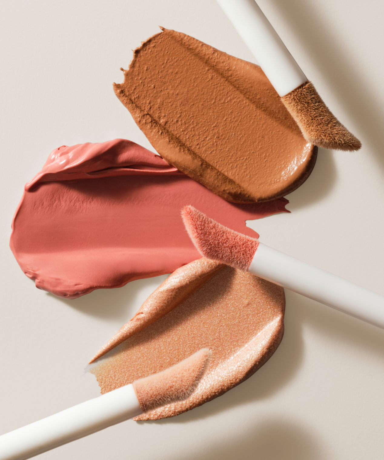 lavera Liquid Glow & Contour -Liquid Highlighter 03- during application