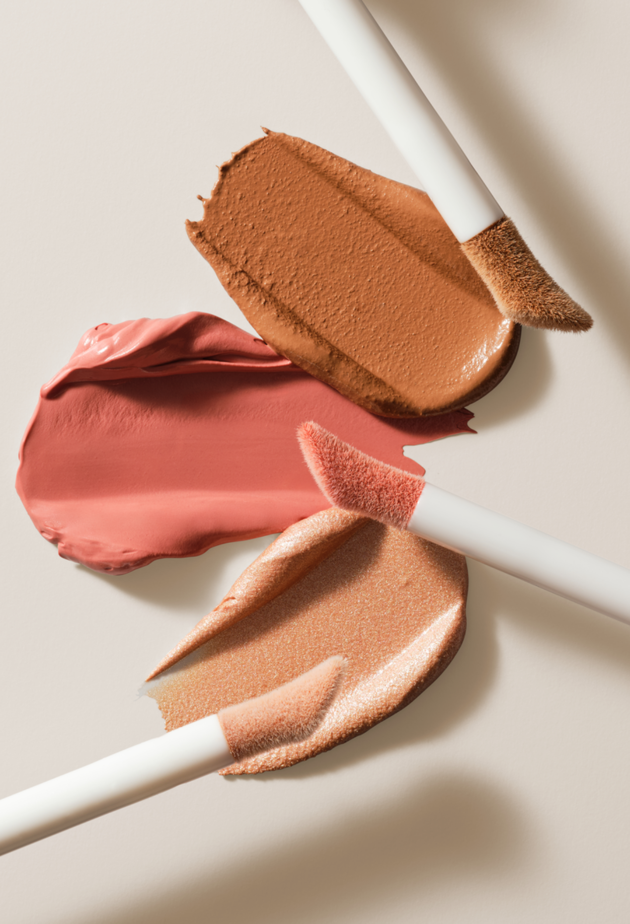 lavera Liquid Glow & Contour -Liquid Highlighter 03- during application