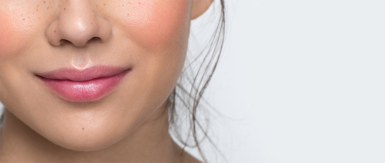 Nahaufnahme der Lippen einer sanft lächelnden Frau